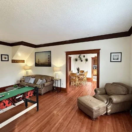 Clean 1st floor 4 bedroom Near Downtown [1-4]