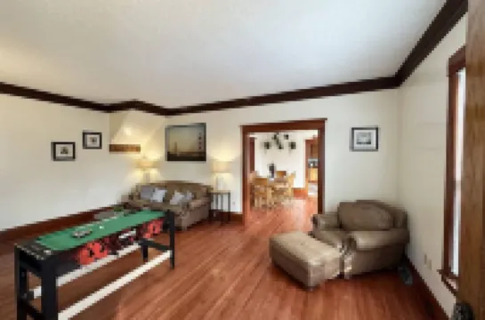 Clean 1st floor 4 bedroom Near Downtown [1-4]