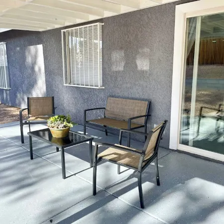 Las Vegas Retreat · Modern 3BR Oasis · 10 Min to Strip · Pet-Friendly & Licensed Отели рядом с достопримечательностью «Стадион «Сэм Бойд»»