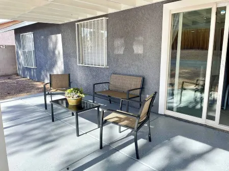 Las Vegas Retreat · Modern 3BR Oasis · 10 Min to Strip · Pet-Friendly & Licensed Отели рядом с достопримечательностью «Парк Кларк Уэтлендс»