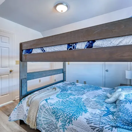 Ocean-View Retreat, Sleep 8, 6-Minute Walk to Restaurants, Pet friendly