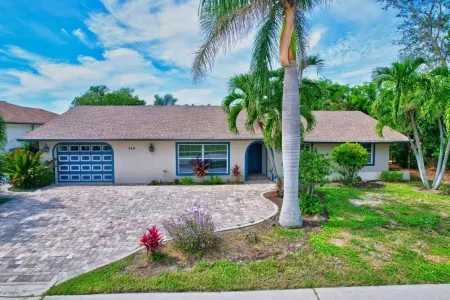 Local Living on Marco Island, Florida Отели рядом с достопримечательностью «Марко Айленд Бич»