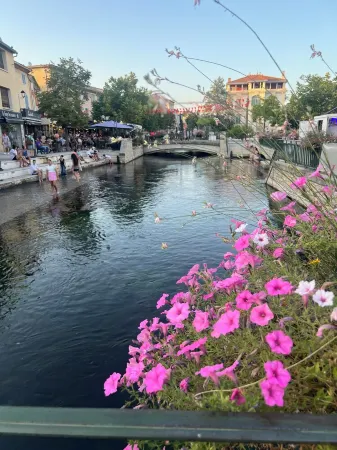 Appartement Familial Proche Centre Ville Isle sur la Sorgue Отели в г. Л'Иль-Сюр-ла-Сорг