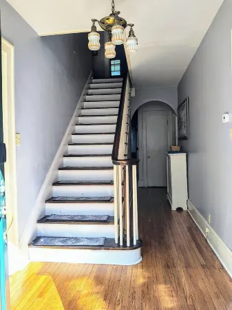 Spacious 7-bedroom house across from University and close to Downtown Lock Haven Отели в г. Лок Хейвен