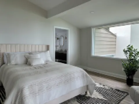 Feel the Lake breeze!! 4b-4ba beachfront house. Private beach access. Sleeps 13