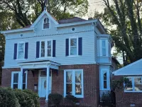 Timeless Elegance with Modern Luxury: Historic 6-BR Home plus attached 1-BR Apt Hotel a Onancock