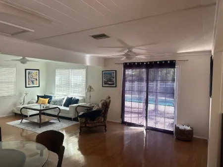 Cozy cottage retreat walking/biking distance to downtown Hobe Sound and Beach