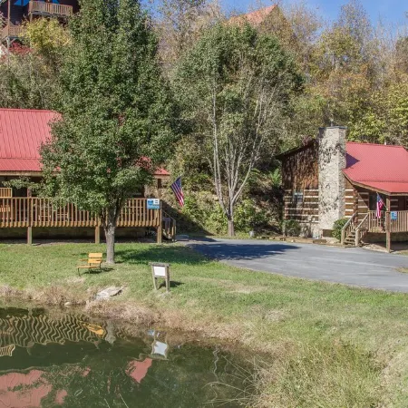 Fishing Pond, Wifi, Corn Hole, Easy Roads, Hot Tub, Fire Pit, Dog Friendly!