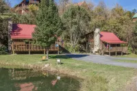 Fishing Pond, Wifi, Corn Hole, Easy Roads, Hot Tub, Fire Pit, Dog Friendly!