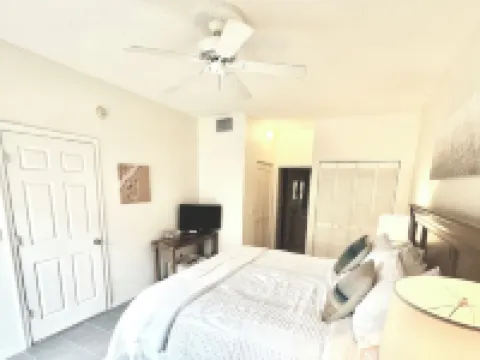 The Captain’s Quarters - WALK TO BEACH! Hotels in Jupiter