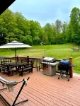 Charming chalet with 5 bedrooms and WiFi, fitness room in peaceful Roxbury
