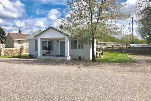 *Gorgeous Hideout, Close to everything, 3 bedrooms, fully remodeled!*