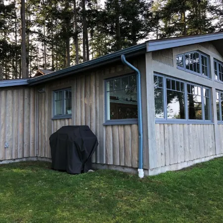 Adorable beach cabin within a few steps to a secluded beach!