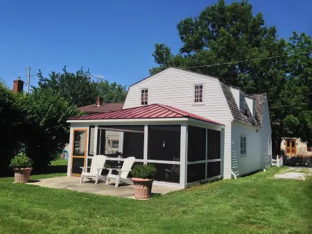 Premier St. Michaels Cottage - T. Blades House -  Walk to Everything in Town