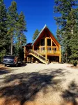 Gorgeous Chalet Cabin w/NEW HOT TUB near National Parks and loaded w'/Amenities!
