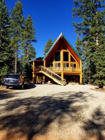 Gorgeous Chalet Cabin w/NEW HOT TUB near National Parks and loaded w'/Amenities!