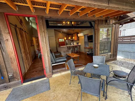 NW Modern, River, Old Mill near Downtown Отели рядом с достопримечательностью «Государственный университет Орегон в Каскейдс»