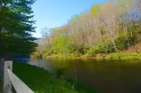 Riverfront Cabin: Relax and Renew on the New River Hotels in Bald Mountain
