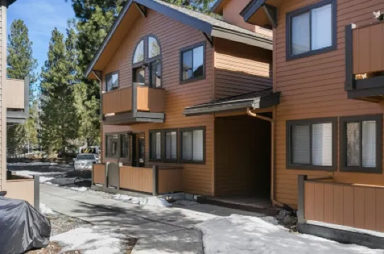 NEWLY RENOVATED Basecamp for Outdoor Adventures w/ BBQ, Shared Hot Tub & Pool