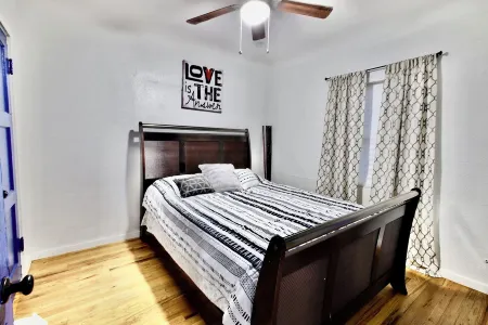 Cozy 2-bedroom house in welcoming El Paso with WiFi, AC entire home Отели рядом с достопримечательностью «Университет Техас в Эль-Пасо»