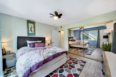 Awesome ON THE STRAND Hermosa Property.  Stay at the last home before Hawaii Отели рядом с достопримечательностью «Hermosa Beach Pier»