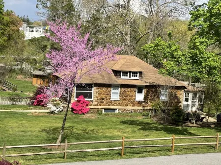 Dog friendly! Next to Navy Stadium and DTA Shuttle! Отели рядом с достопримечательностью «St. Mary's Church»