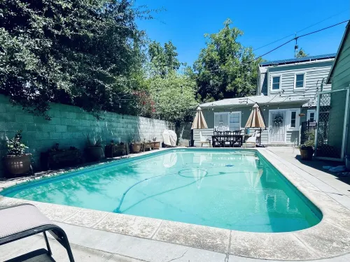 Private entrance with pool Mother-in-law Suite