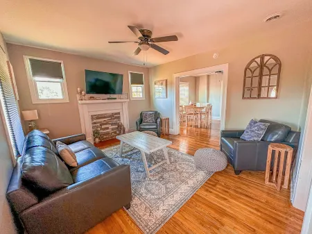 Very Clean, Modern Cottage with Hot Tub! Отели в г. Henry County