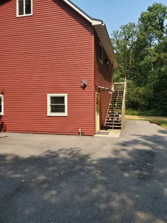 Getaway in the country/Beautiful Parke County/Large hot tub  and much more!