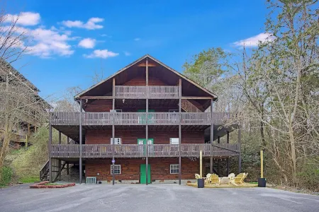 Smoky Mtn Hideaway - 7BR, Hot Tub +Movie Theatre + Darts+ Firepit+ Pets ok Отели рядом с достопримечательностью «Зоопарк Рейнфорест Адвенчерс»