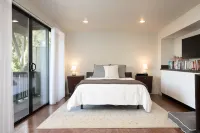 Hot Tub Overlooking Ocean!