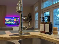 Hidden Gem in CityPlace for executives - comfortably designed with Pool and Gym