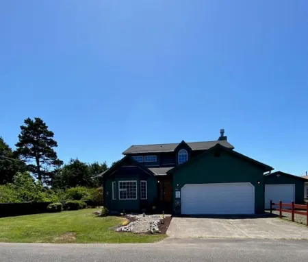 Bugsy's By the Beach ~ Dog Friendly, AC + Hot Tub & Hammock Station!