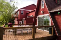 HotTub, PingPong, Firepit, 2 LivingRooms just .67 mi to beach