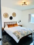Modern Luxury! Central Downtown Condo with parkingLicense #6072)