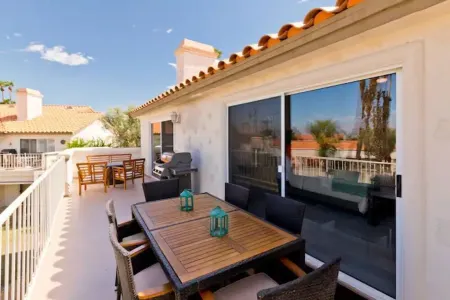 Luxury Getaway - Casa Vaugeois Отели рядом с достопримечательностью «Footloose Reflexology Massage»