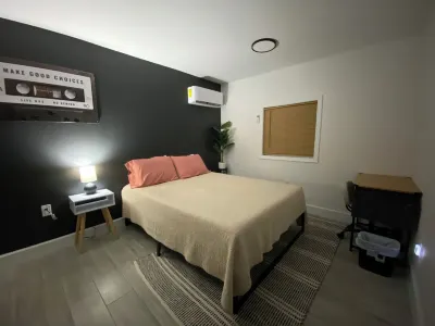 Cozy 1-Br/1-BA Modern Tiny Home w/Pool & Hot Tub & Spacious Yard w/Covered Patio Hotels near Space Center Houston