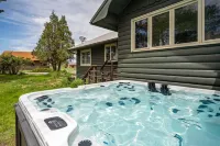 Beautiful Log Farmhouse in Paradise Valley, Montana Hotel a Park County