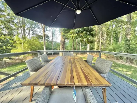 3BR Mid-Century Modern in Downtown Cary! Отели рядом с достопримечательностью «Aspen Center»