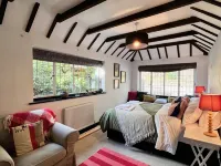Hilltop walkers paradise with a view, sleeps 10