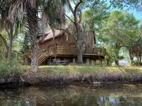 Luxurious house on secluded 3.8 acres, oak trees on Manatee River, large decks Hôtels à proximité de : LECOM Bradenton