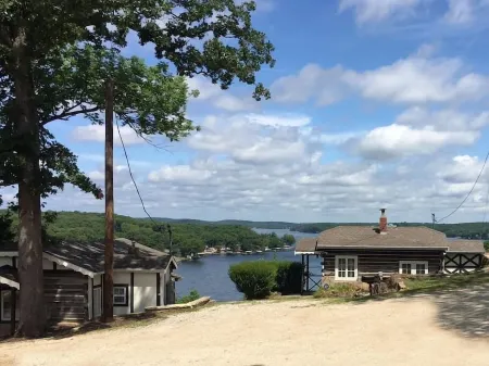 Cabin No. 2 @ The Old Swiss Village - Lake View! Отели в г. Осейдж Тауншип