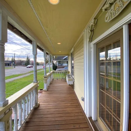 Cozy Cole St Home built in 1910 in Downtown Enumclaw Hotels in Enumclaw