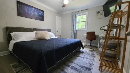 Private family, pet friendly with fenced yard near Limestone College and Outlets