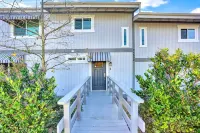 Discover the allure of Dana Point in this beautiful 1 bedroom unit that sleeps 4