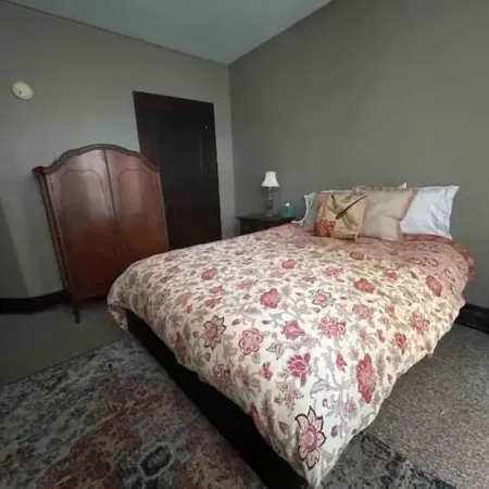 Spacious 3 Queen Suite - Centrally Located