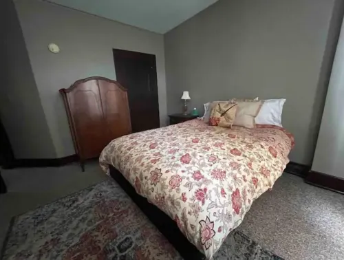 Spacious 3 Queen Suite - Centrally Located - 2-نجوم
