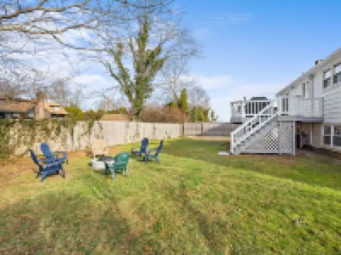 Close to Mystic, Stonington, Westerly. Room for everyone. 3 mins to Ocean Beach. Hotels in New London