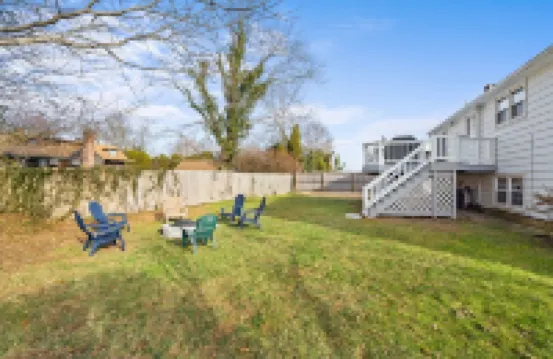 Close to Mystic, Stonington, Westerly. Room for everyone. 3 mins to Ocean Beach.