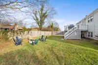 Close to Mystic, Stonington, Westerly. Room for everyone. 3 mins to Ocean Beach.